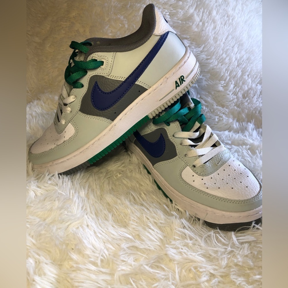 Nike Air Force 1 Low LV8
Light Green Remix (GS) Nike- White, Green, and Blue 5.5